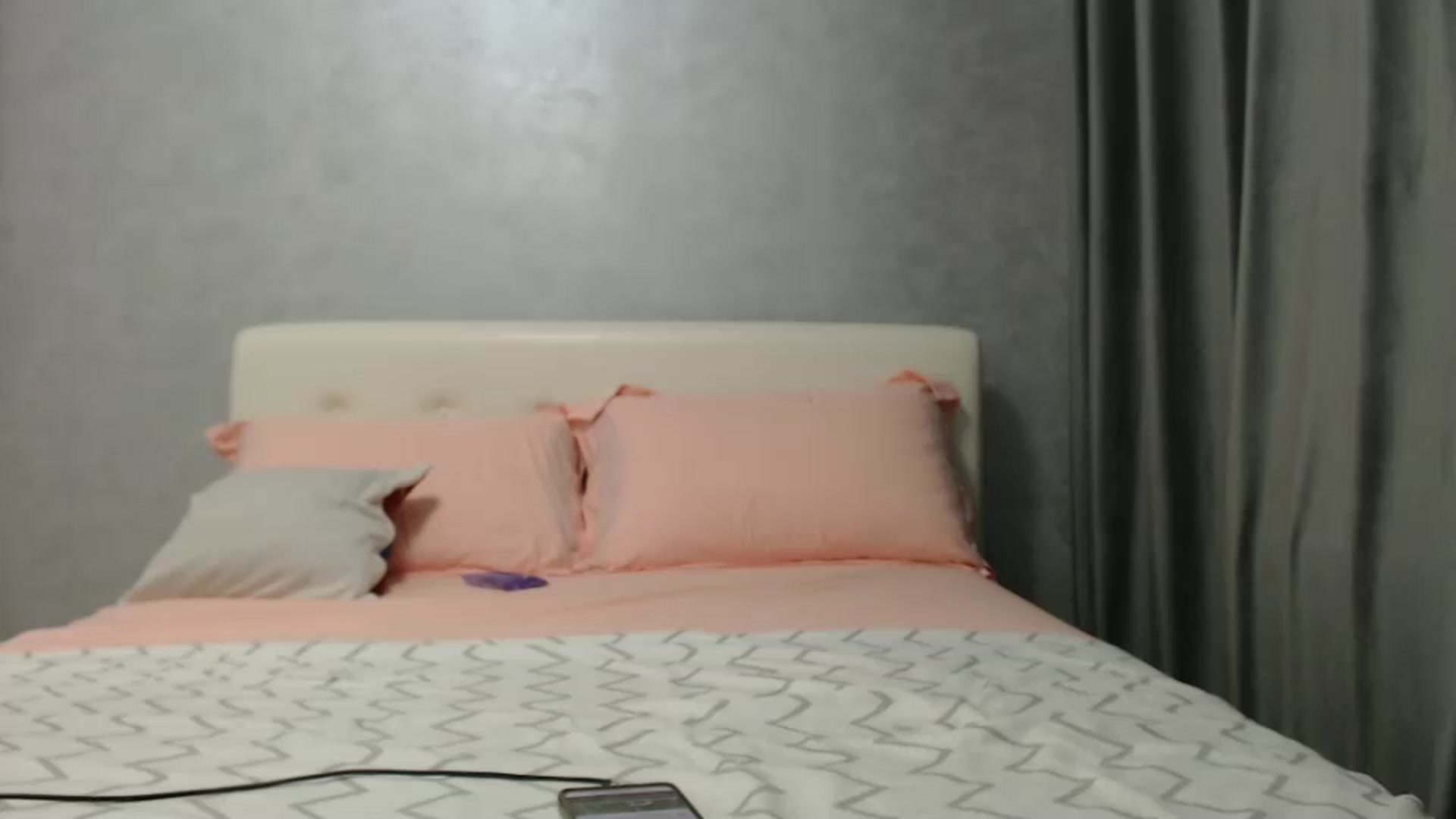 Gallery image thumbnail from Aahh_Emilia's myfreecams stream on, 12/17/2024, 18:08 image 9 of 20
