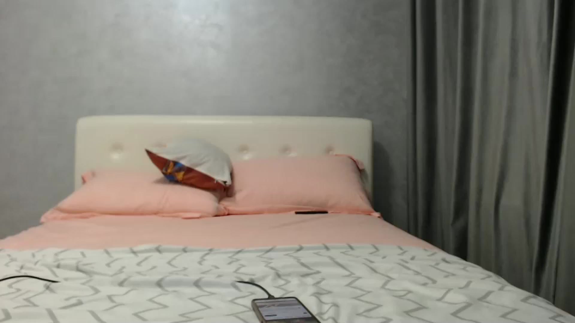 Gallery image thumbnail from Aahh_Emilia's myfreecams stream on, 12/18/2024, 18:03 image 13 of 20