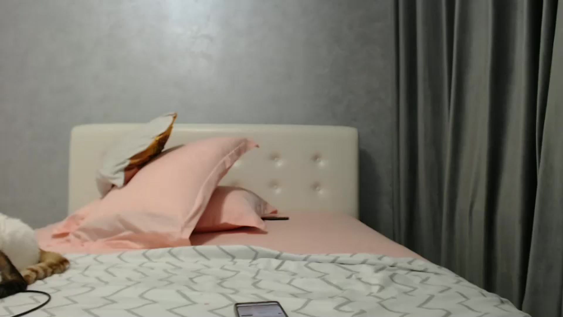 Gallery image thumbnail from Aahh_Emilia's myfreecams stream on, 12/19/2024, 19:48 image 17 of 20