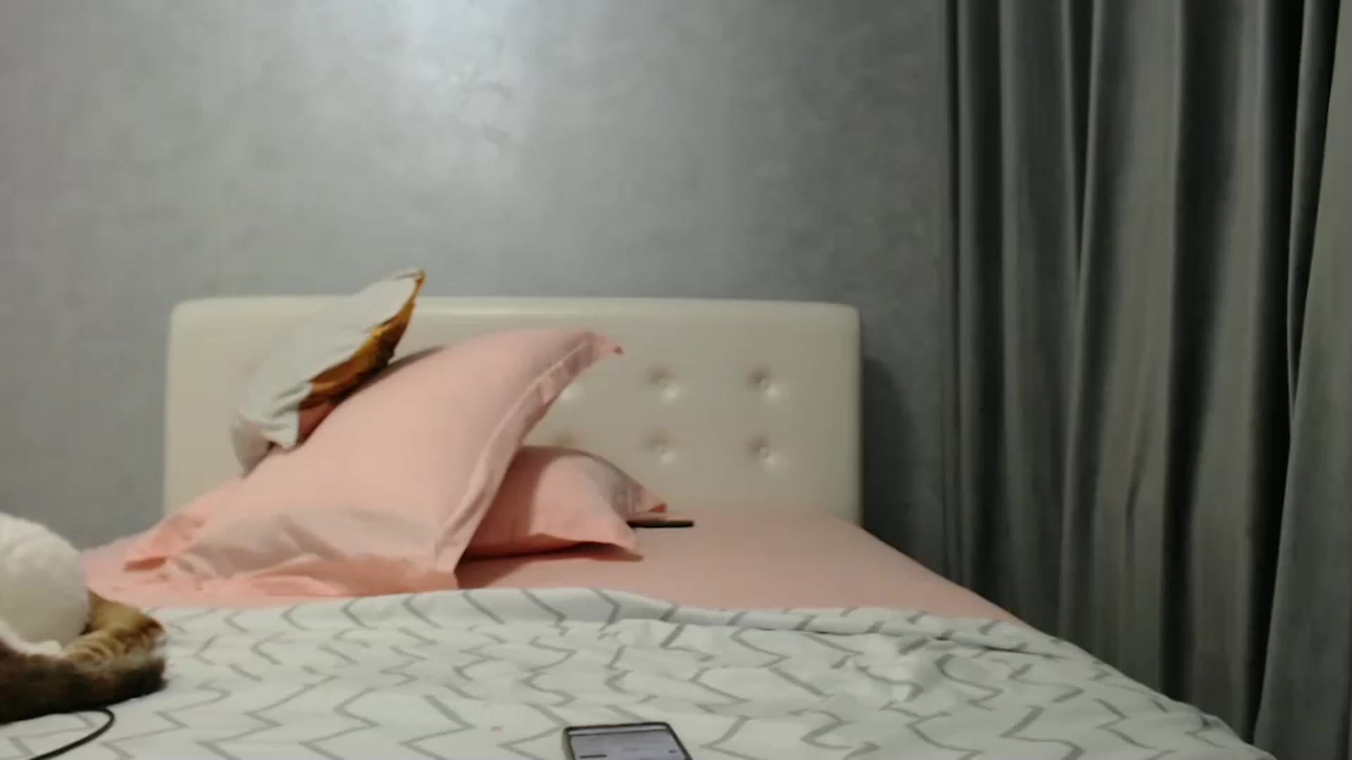 Gallery image thumbnail from Aahh_Emilia's myfreecams stream on, 12/19/2024, 19:48 image 15 of 20