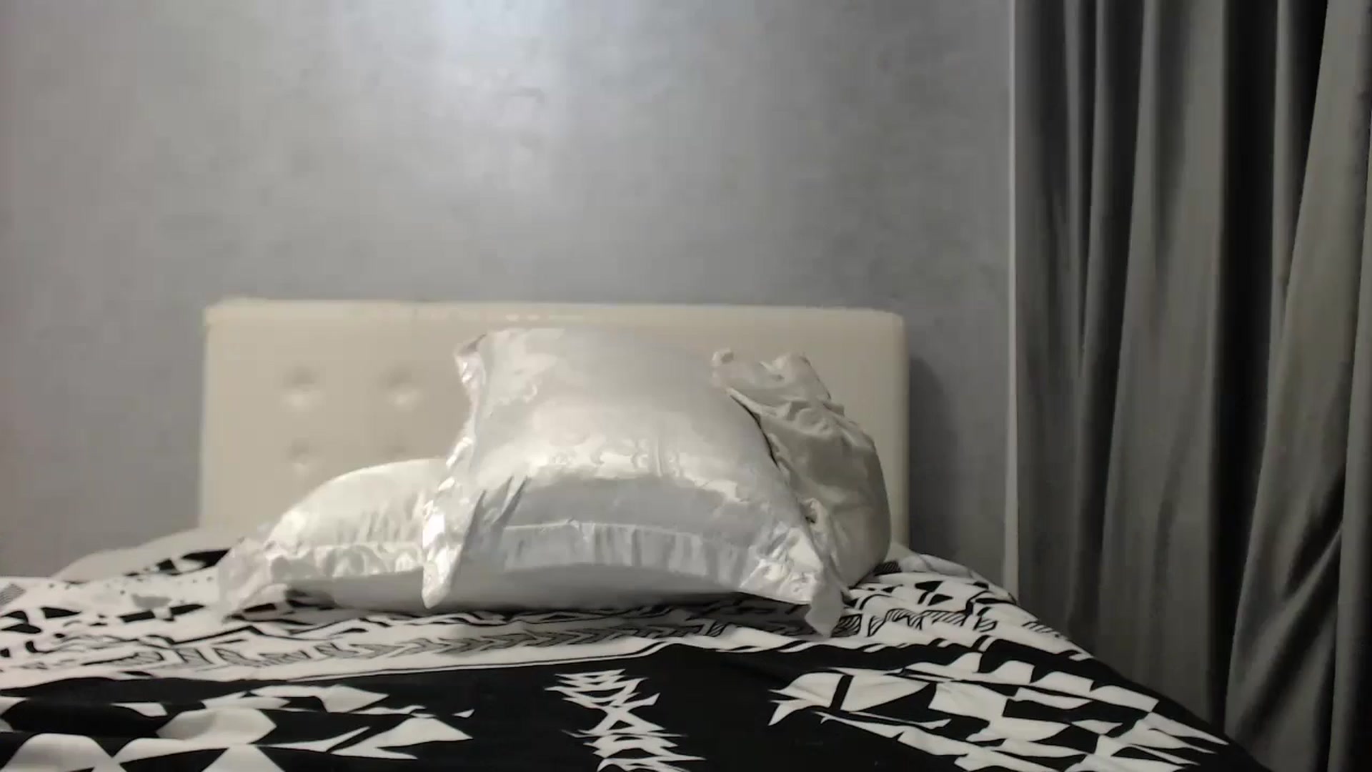 Gallery image thumbnail from Aahh_Emilia's myfreecams stream on, 07/29/2025, 18:18 image 10 of 20