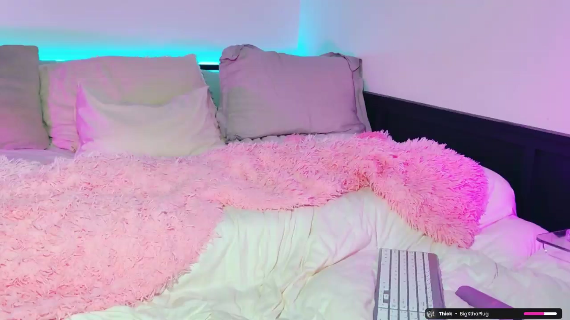 Gallery image thumbnail from AaliyahLayla's myfreecams stream on, 06/16/2026, 12:00 image 1 of 20