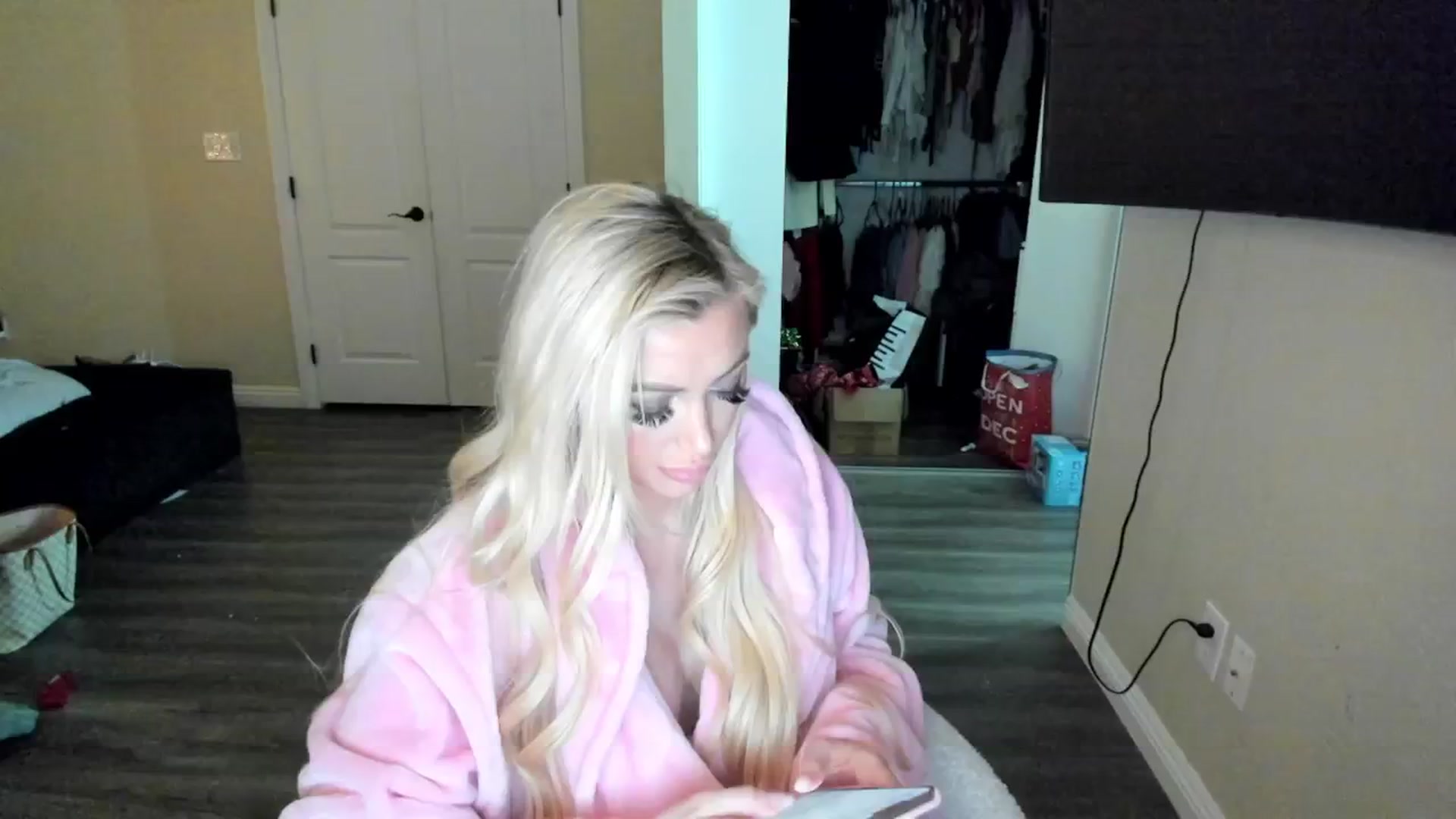 Gallery image thumbnail from AaliyahRosee's myfreecams stream on, 12/28/2024, 08:44 image 16 of 20