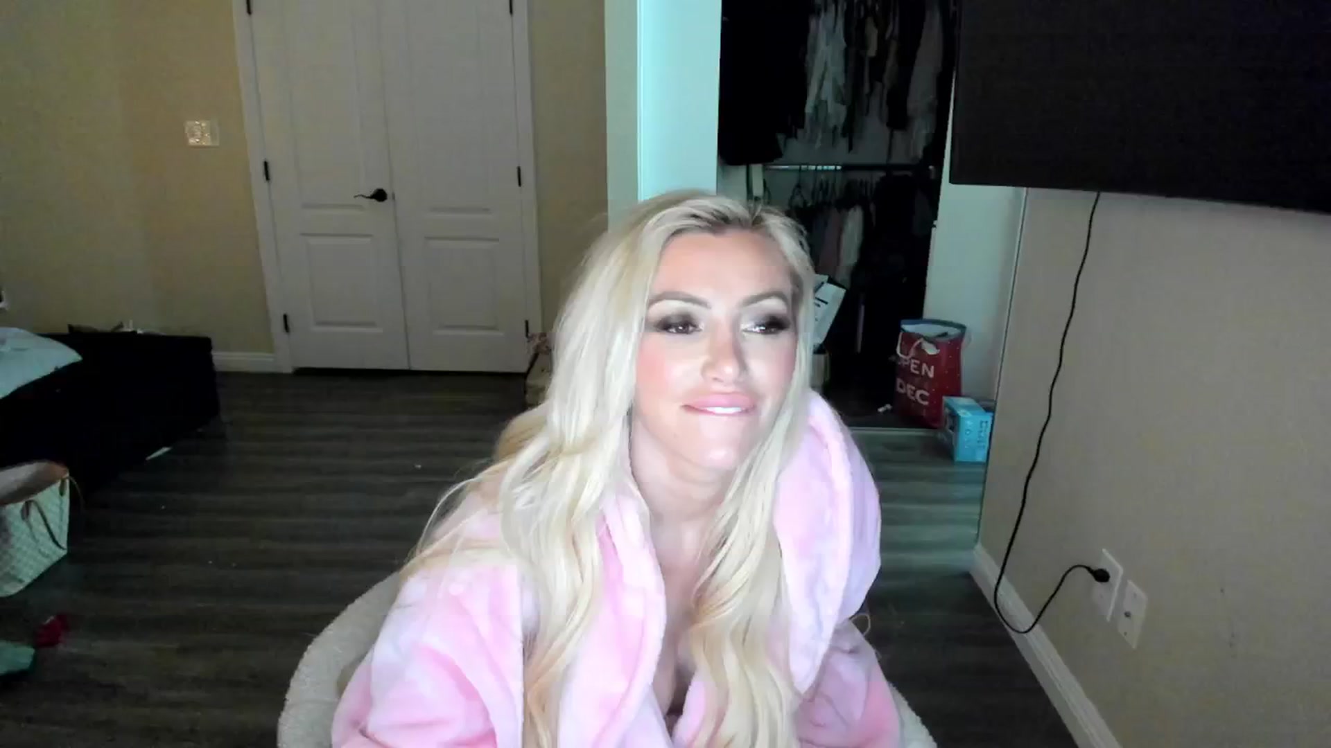 Gallery image thumbnail from AaliyahRosee's myfreecams stream on, 12/28/2024, 08:44 image 17 of 20