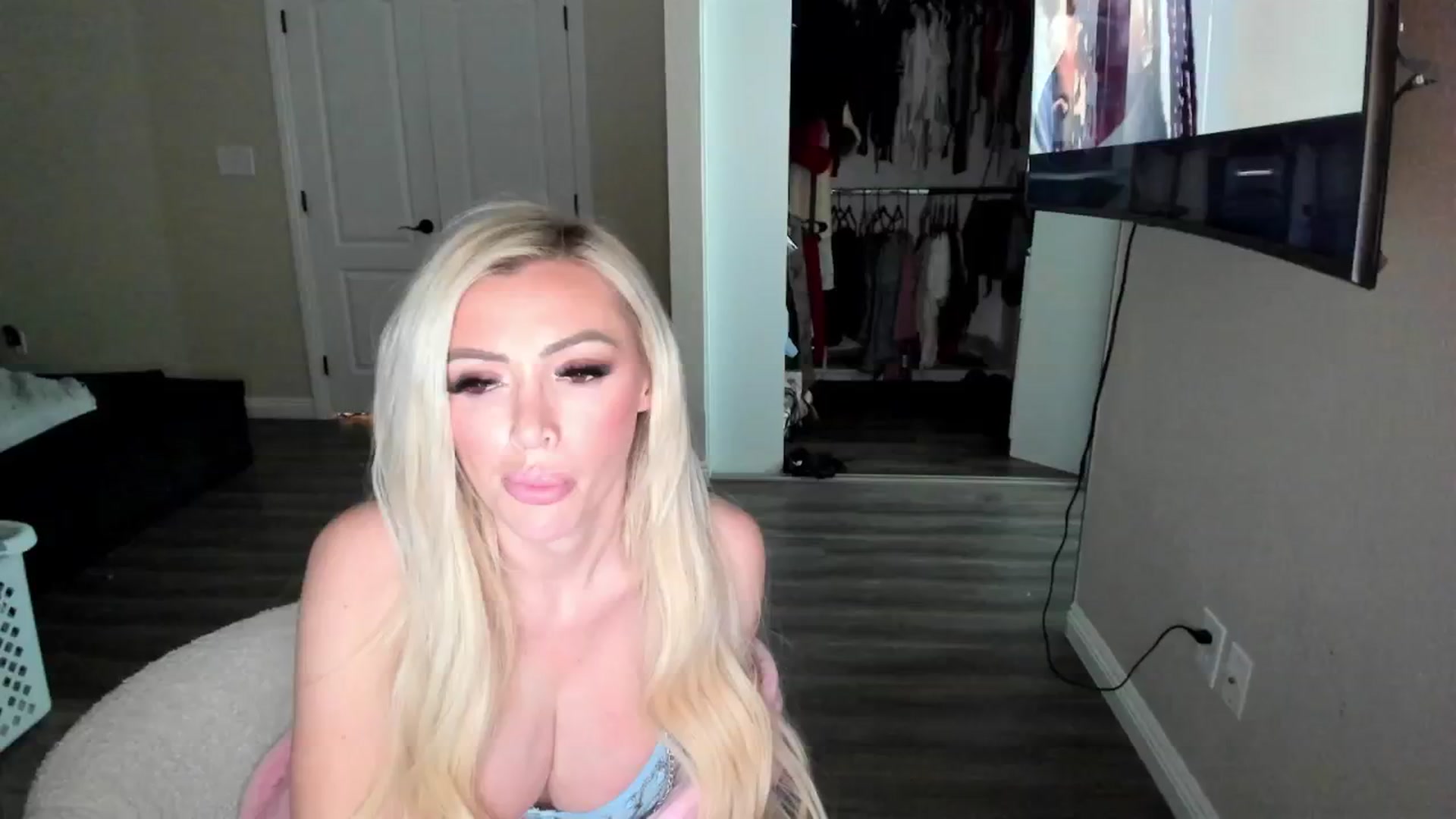 Gallery image thumbnail from AaliyahRosee's myfreecams stream on, 01/08/2025, 08:44 image 1 of 20