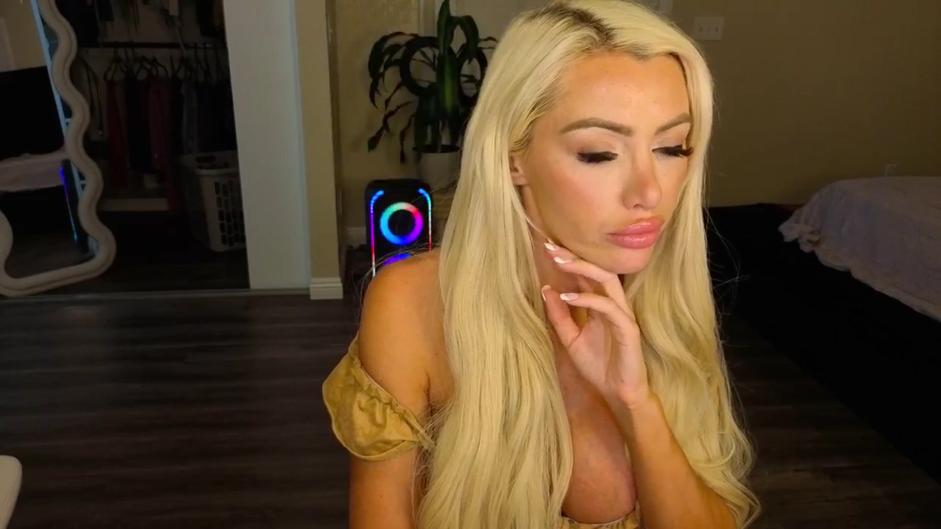Gallery image thumbnail from AaliyahRosee's myfreecams stream on, 10/23/2025, 02:45 image 12 of 20