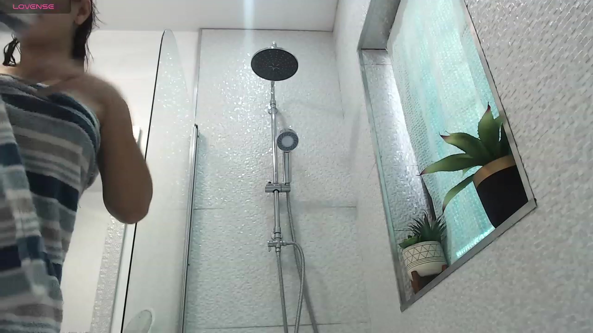 Gallery image thumbnail from Aana_lise's myfreecams stream on, 01/25/2024, 13:00 image 12 of 20