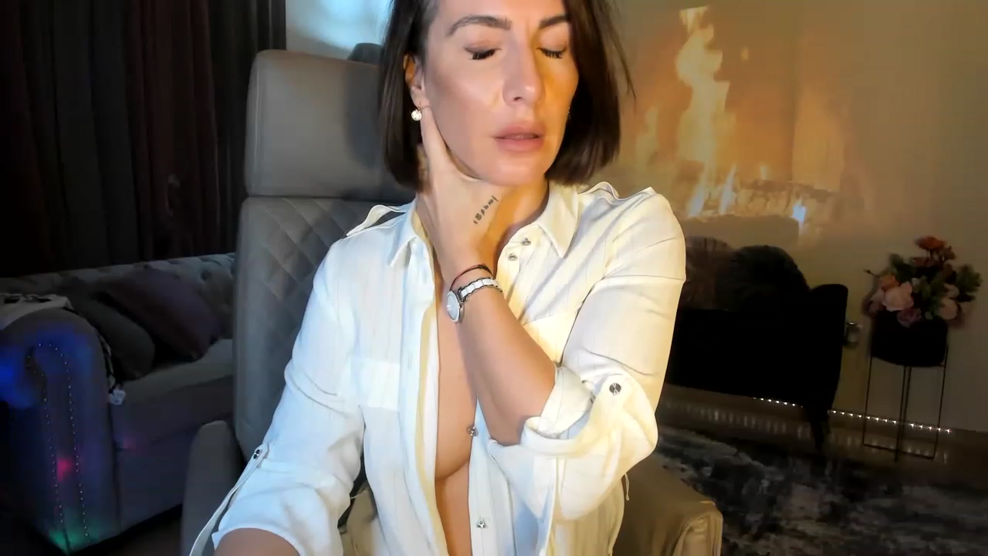 Gallery image thumbnail from Aarte_miss's myfreecams stream on, 11/19/2022, 18:12 image 18 of 20