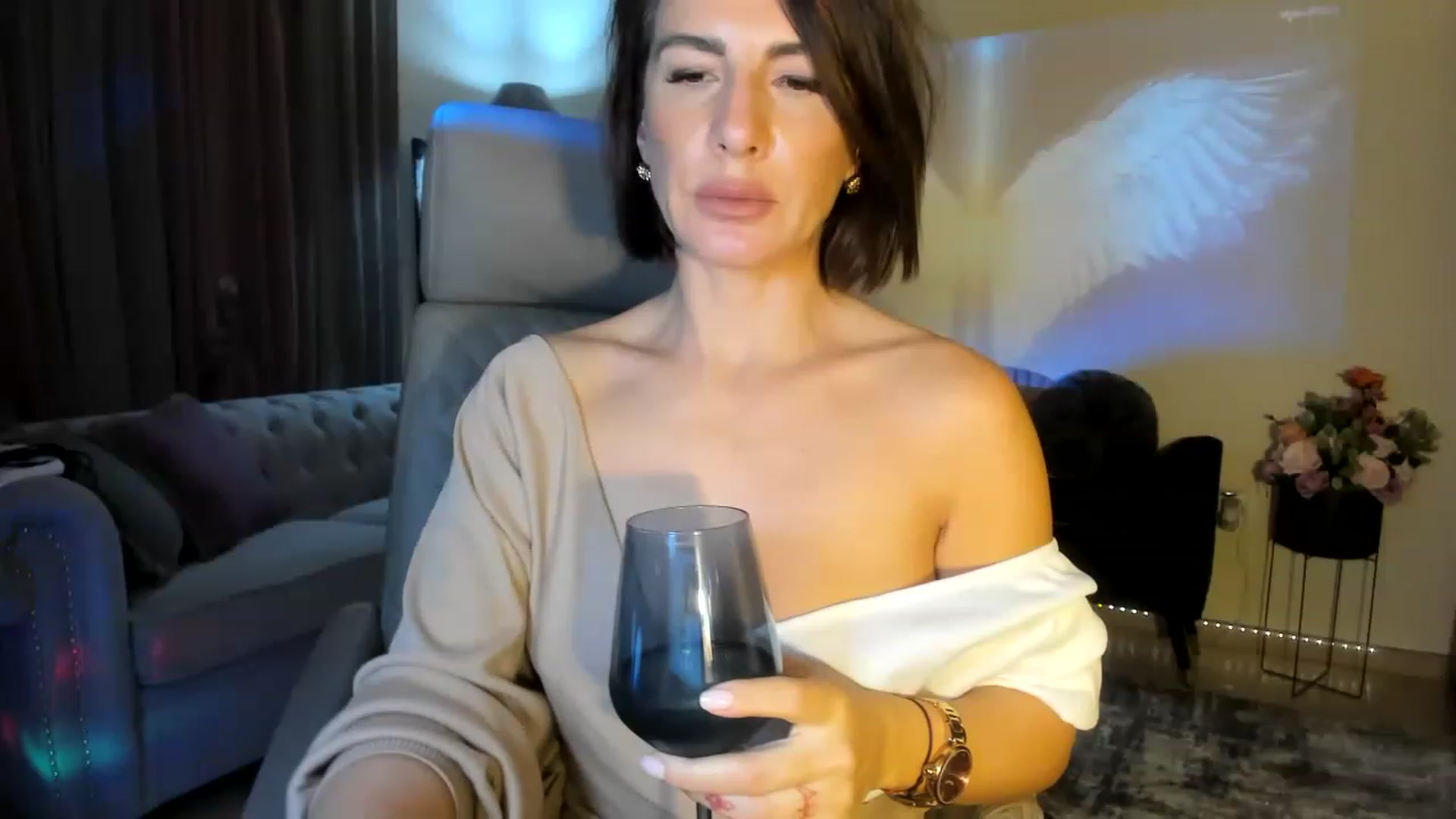 Gallery image thumbnail from Aarte_miss's myfreecams stream on, 11/20/2022, 02:36 image 6 of 20