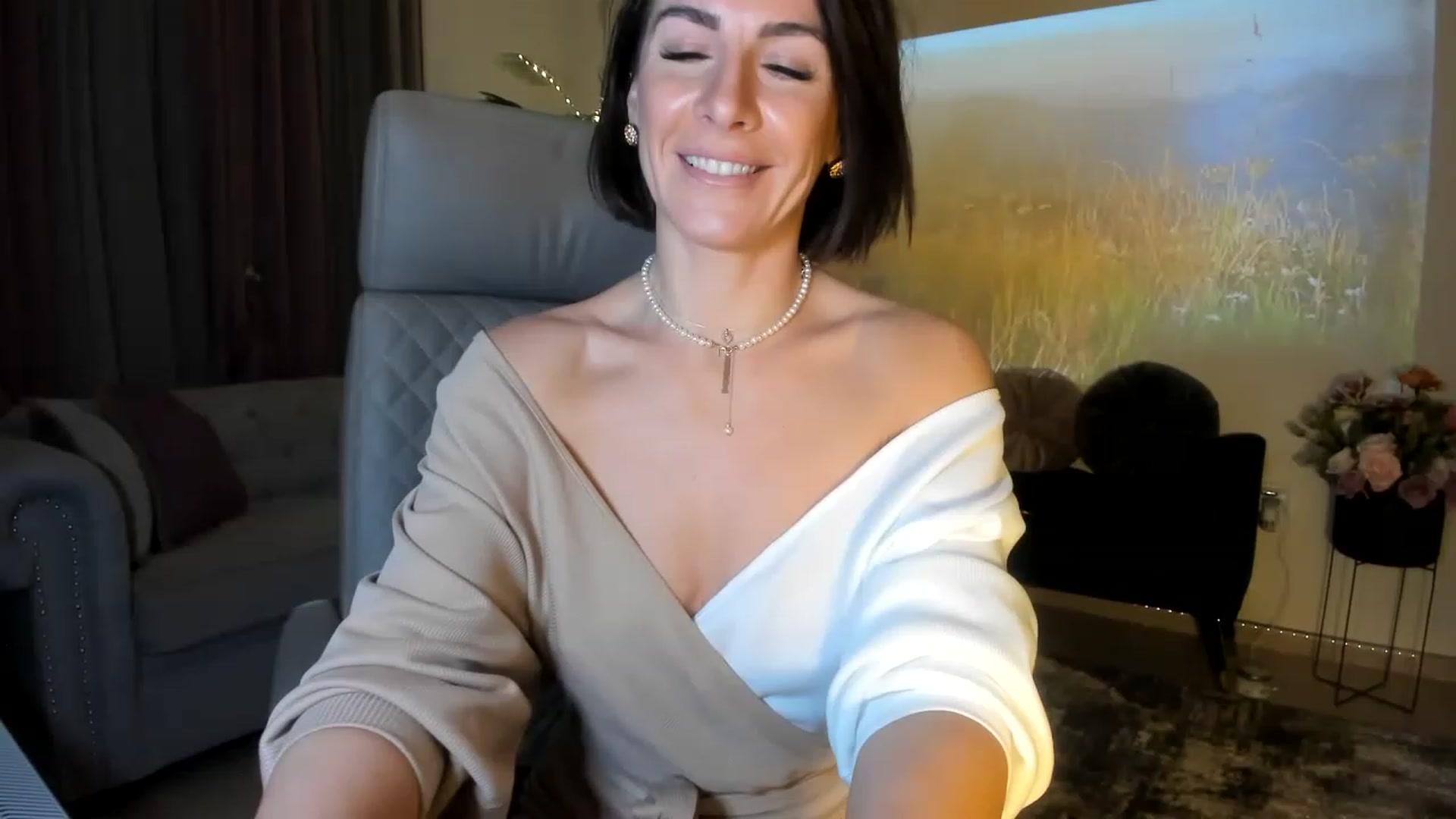 Gallery image thumbnail from Aarte_miss's myfreecams stream on, 12/09/2022, 02:05 image 5 of 20