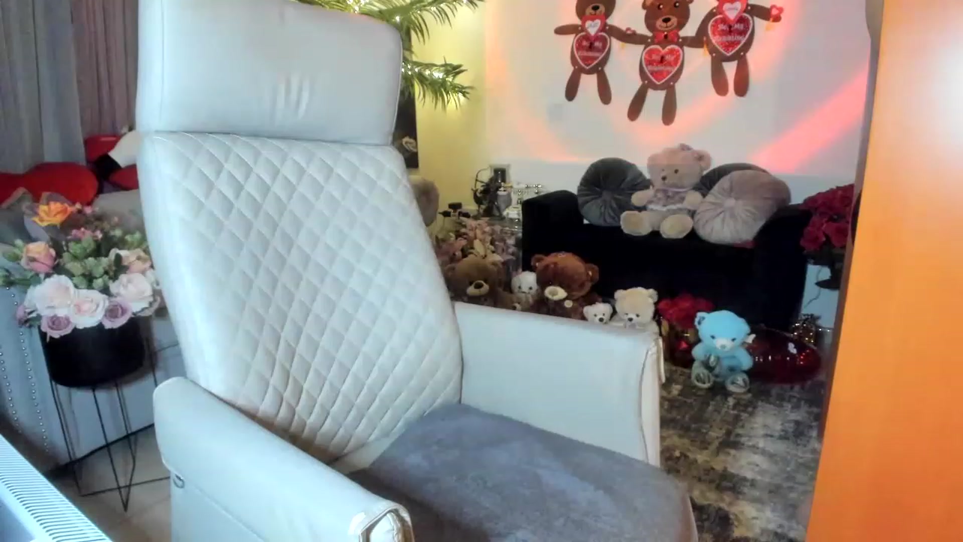 Gallery image thumbnail from Aarte_miss's myfreecams stream on, 02/08/2023, 01:05 image 3 of 20