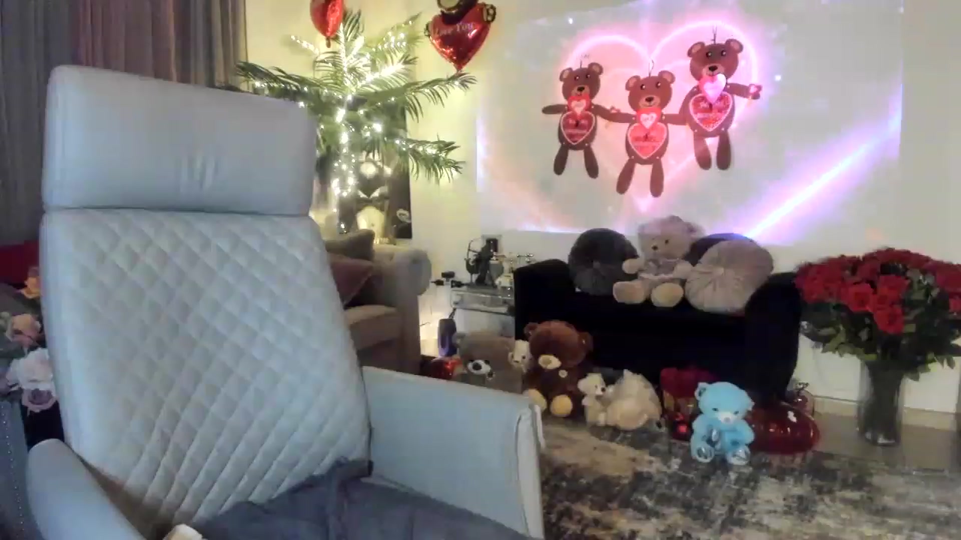 Gallery image thumbnail from Aarte_miss's myfreecams stream on, 02/12/2023, 24:10 image 16 of 20