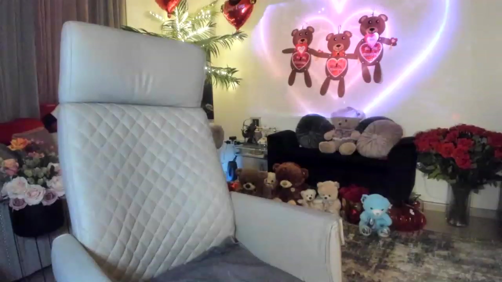 Gallery image thumbnail from Aarte_miss's myfreecams stream on, 02/12/2023, 24:10 image 3 of 20