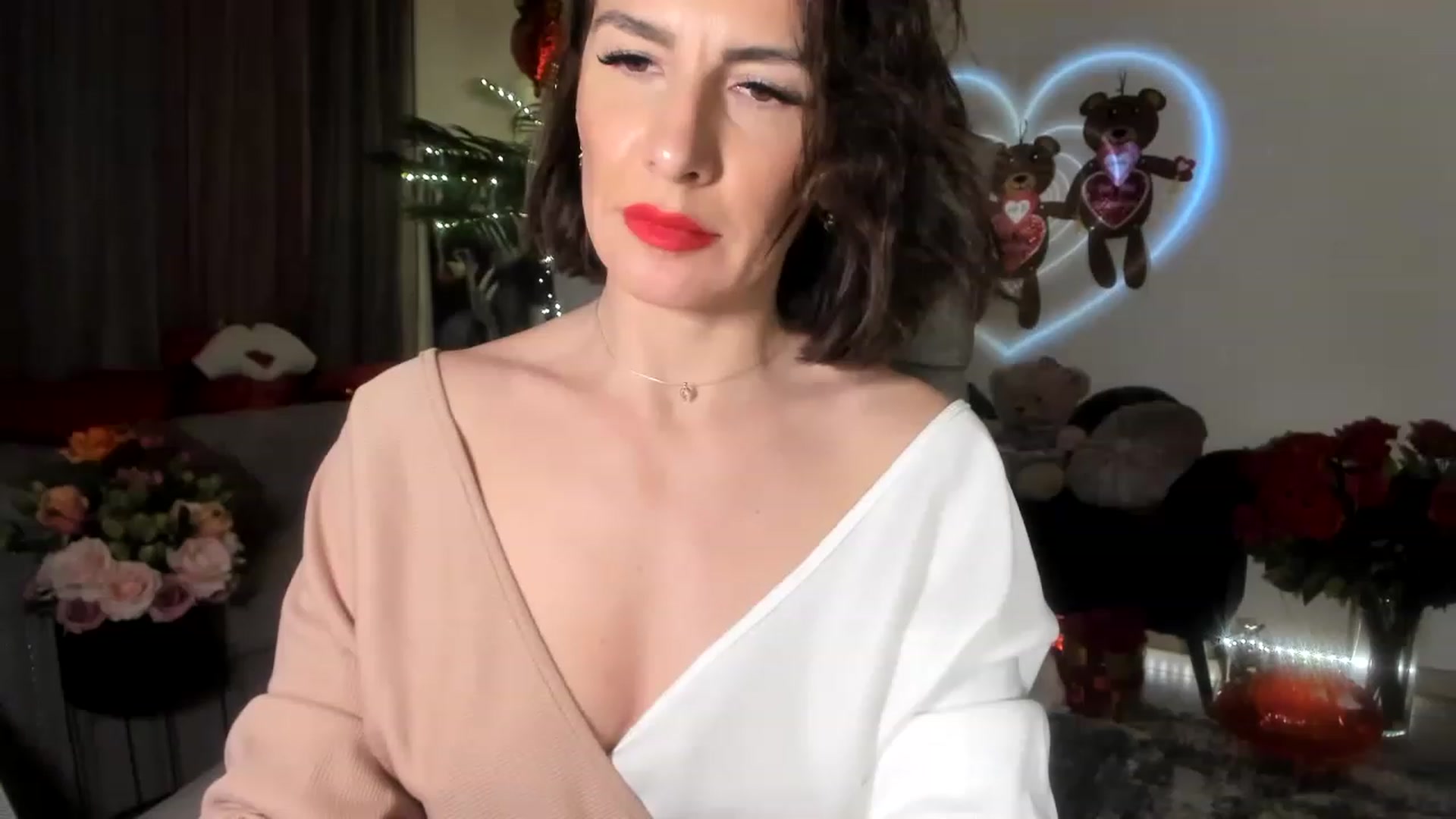 Gallery image thumbnail from Aarte_miss's myfreecams stream on, 02/18/2023, 24:21 image 12 of 20