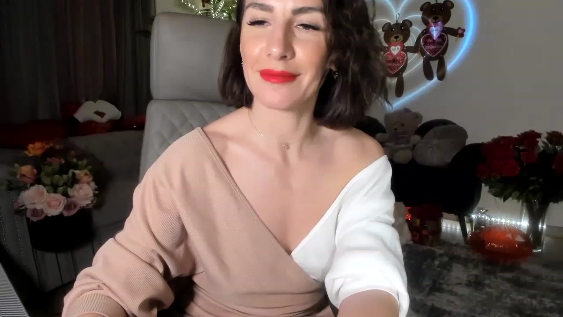 Gallery image thumbnail from Aarte_miss's myfreecams stream on, 02/18/2023, 24:21 image 14 of 20