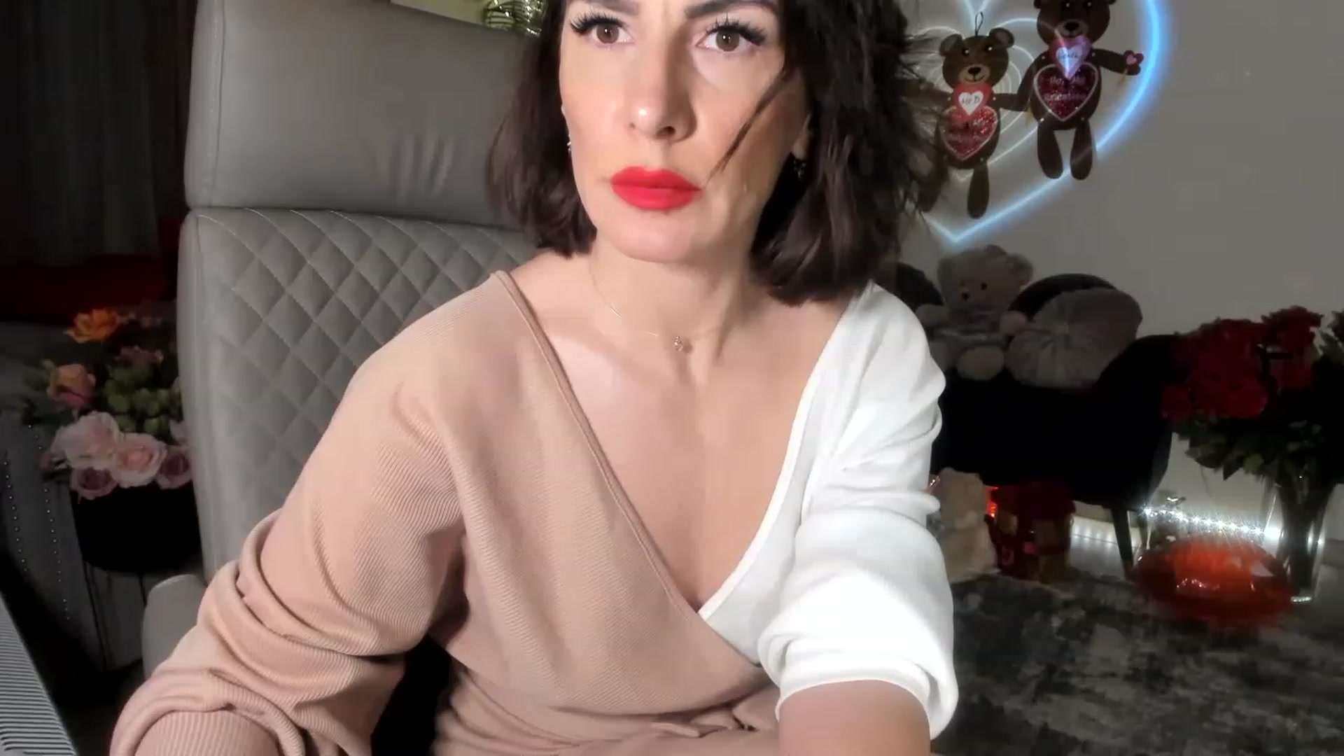 Gallery image thumbnail from Aarte_miss's myfreecams stream on, 02/18/2023, 24:21 image 2 of 20