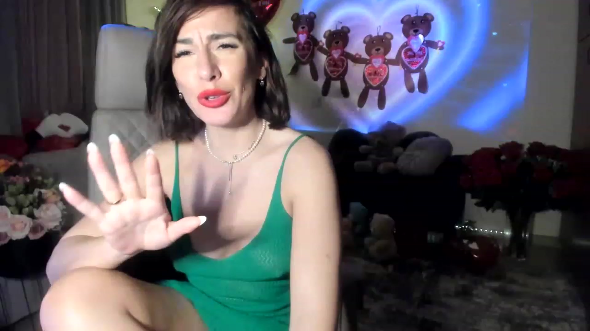 Gallery image thumbnail from Aarte_miss's myfreecams stream on, 02/19/2023, 24:01 image 18 of 20