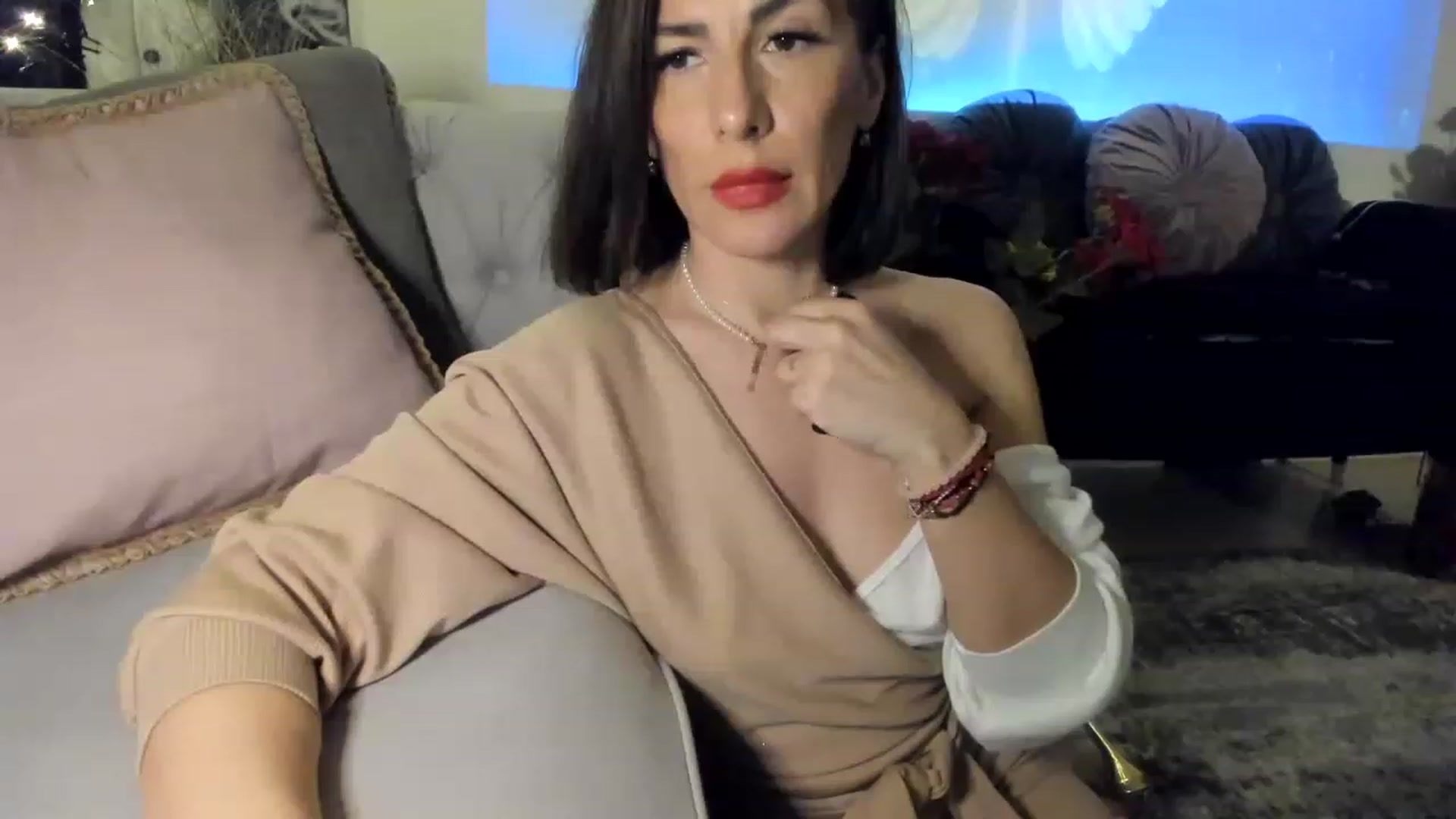 Gallery image thumbnail from Aarte_miss's myfreecams stream on, 03/21/2023, 18:22 image 14 of 20