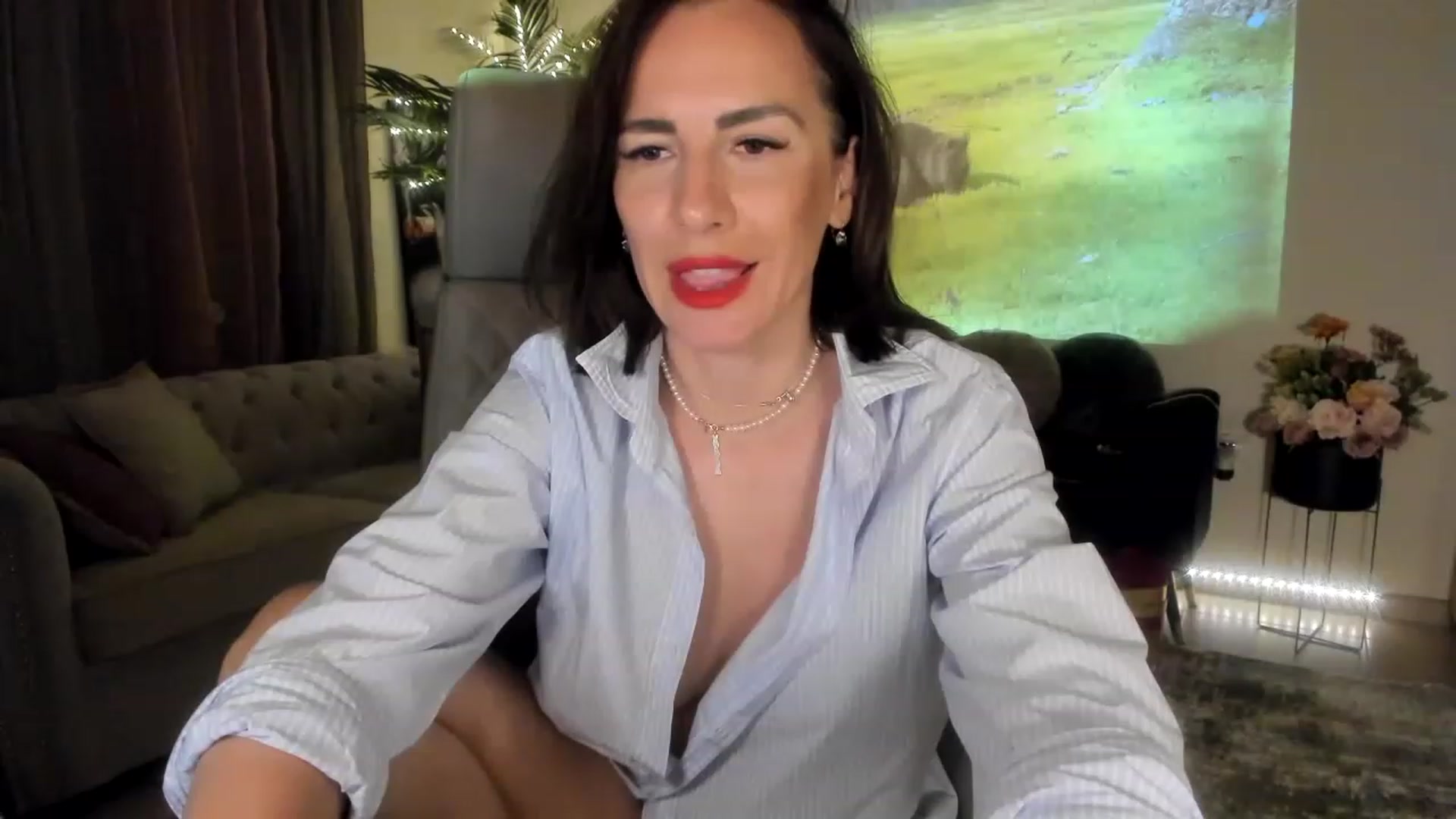 Gallery image thumbnail from Aarte_miss's myfreecams stream on, 04/01/2023, 20:58 image 17 of 20