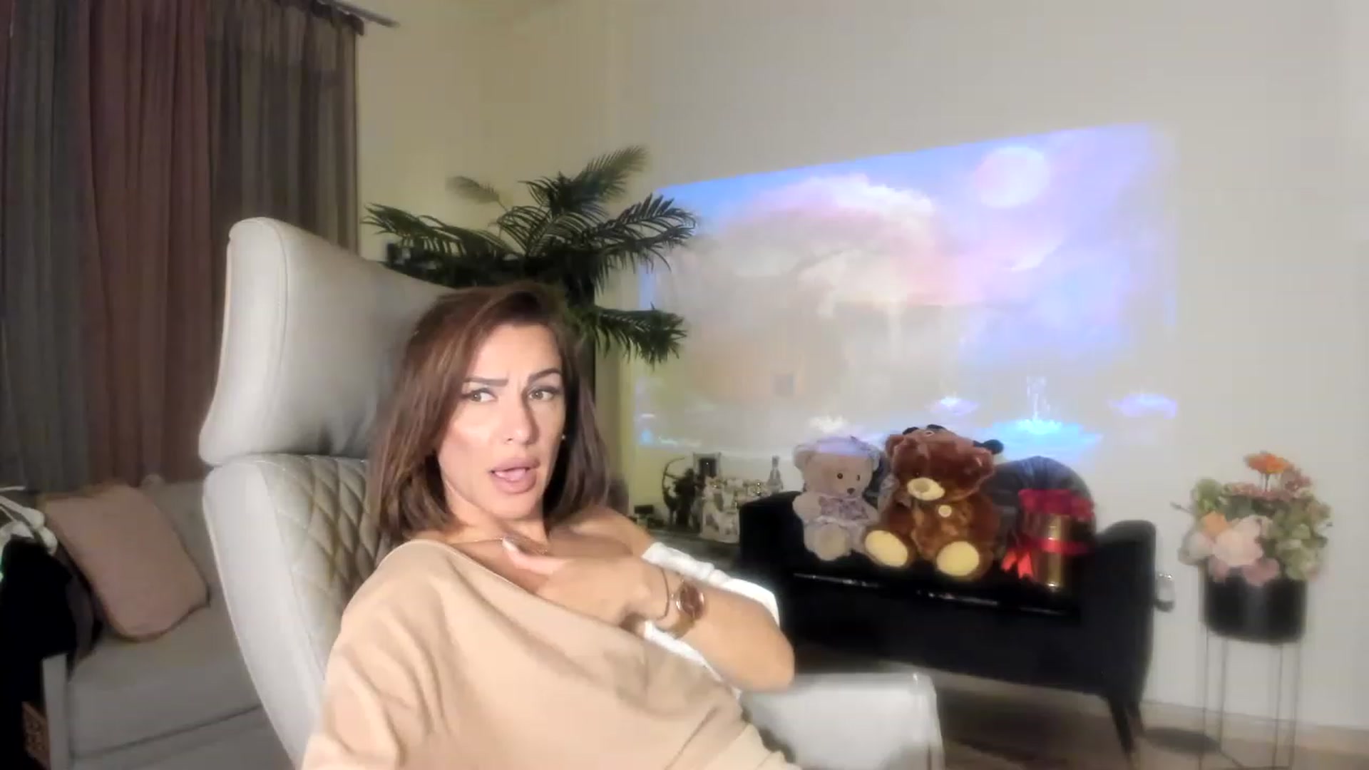 Gallery image thumbnail from Aarte_miss's myfreecams stream on, 08/06/2023, 24:09 image 8 of 20