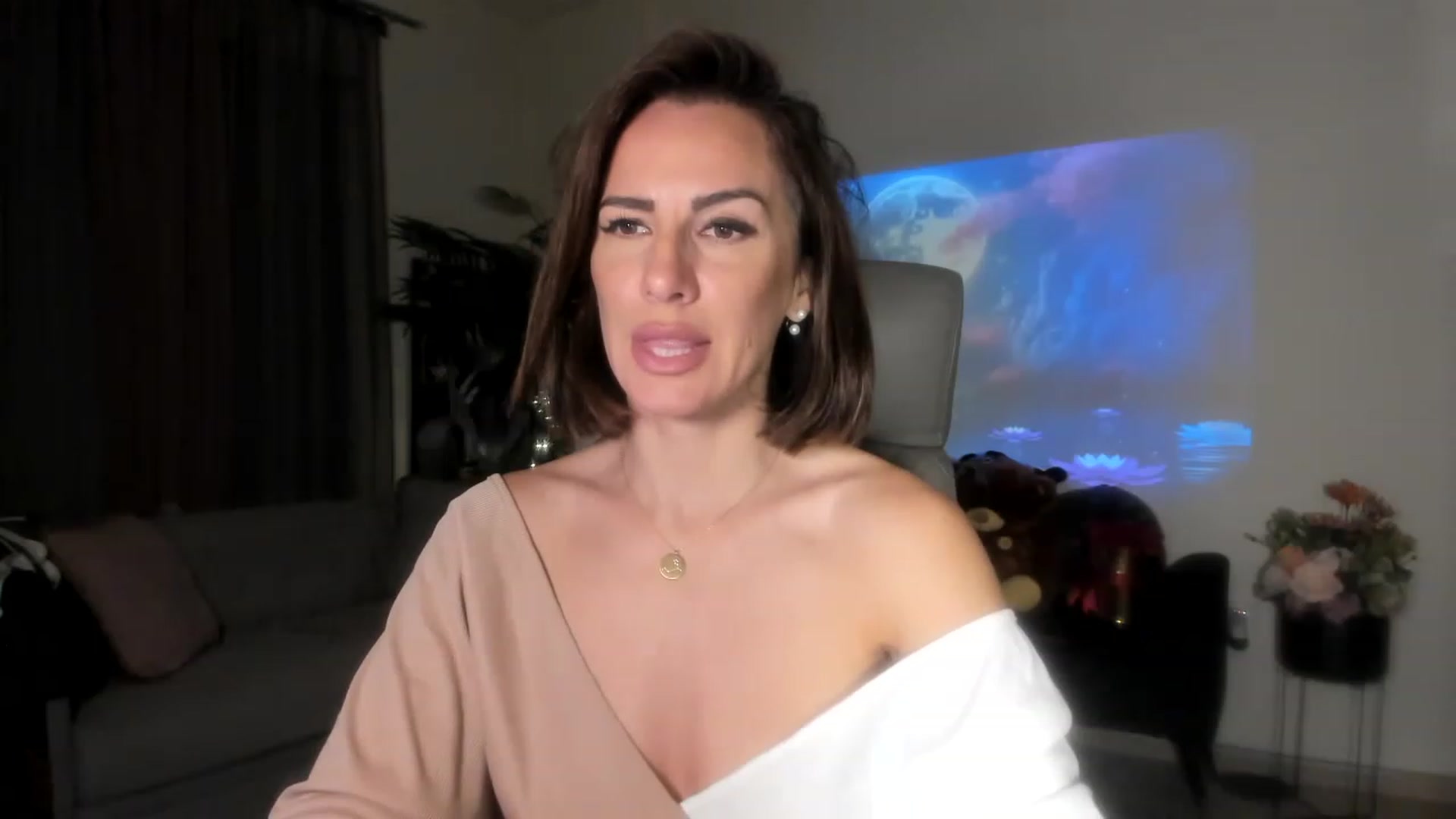 Gallery image thumbnail from Aarte_miss's myfreecams stream on, 08/06/2023, 24:09 image 7 of 20