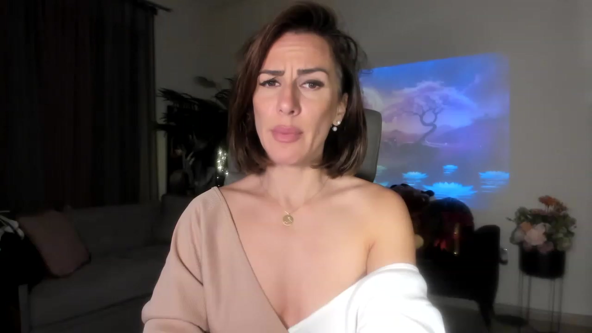 Gallery image thumbnail from Aarte_miss's myfreecams stream on, 08/06/2023, 24:09 image 11 of 20
