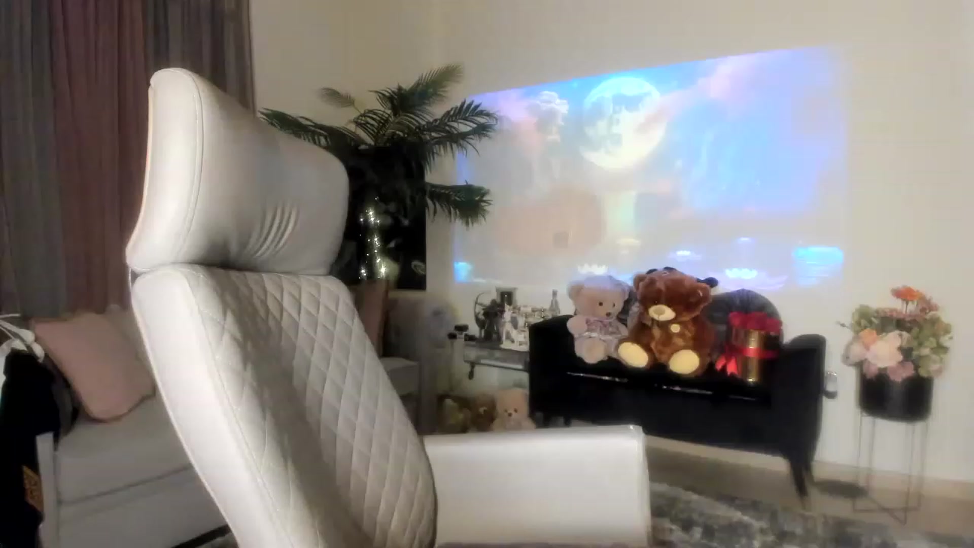Gallery image thumbnail from Aarte_miss's myfreecams stream on, 08/06/2023, 24:09 image 1 of 20