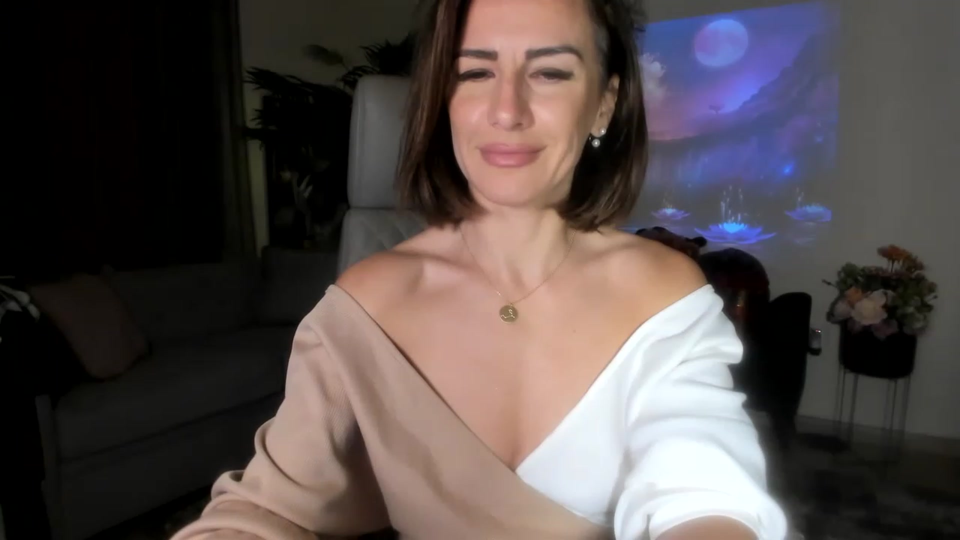 Gallery image thumbnail from Aarte_miss's myfreecams stream on, 08/06/2023, 24:09 image 4 of 20