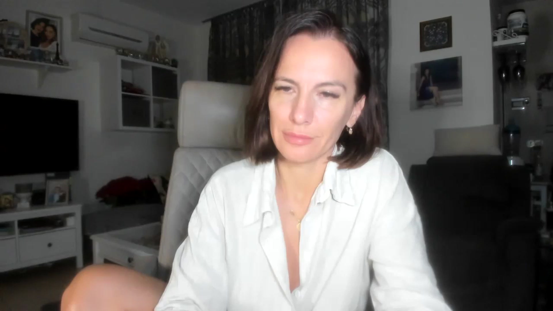 Gallery image thumbnail from Aarte_miss's myfreecams stream on, 11/13/2023, 24:01 image 9 of 20