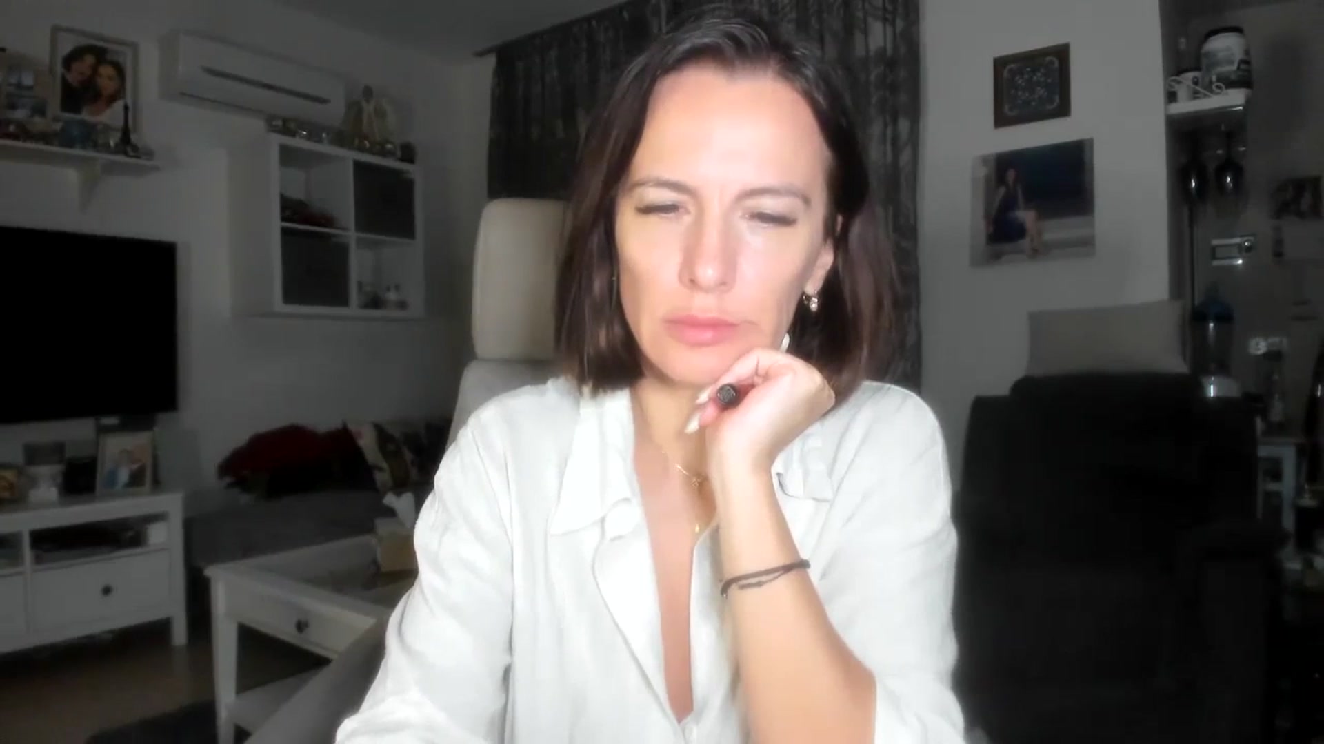 Gallery image thumbnail from Aarte_miss's myfreecams stream on, 11/13/2023, 01:13 image 17 of 20