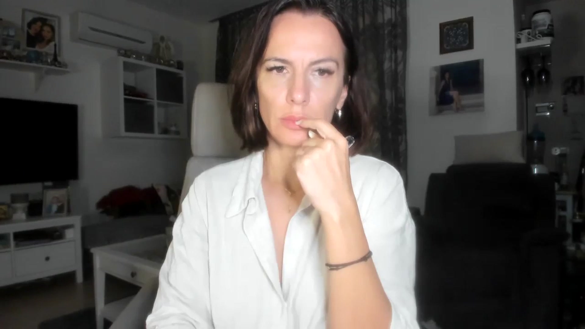 Gallery image thumbnail from Aarte_miss's myfreecams stream on, 11/13/2023, 01:13 image 4 of 20