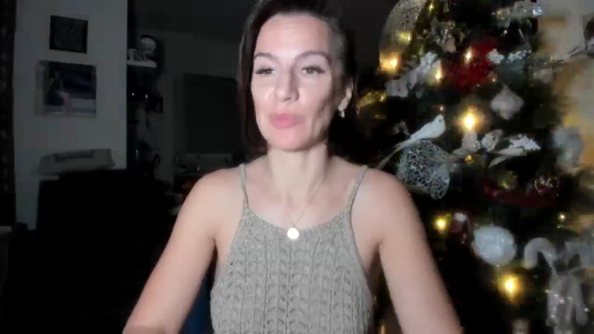 Gallery image thumbnail from Aarte_miss's myfreecams stream on, 12/03/2023, 18:11 image 10 of 20