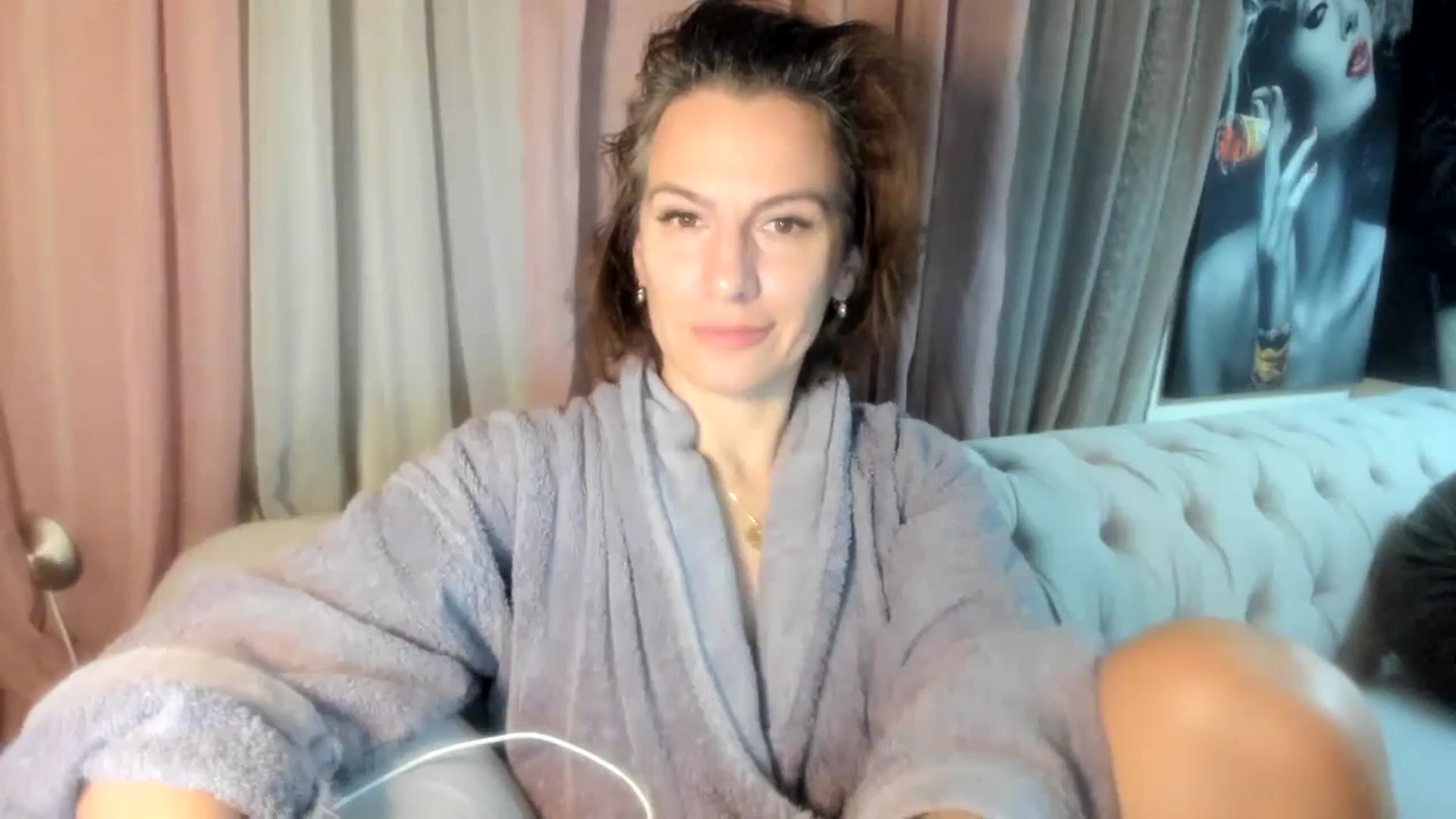 Gallery image thumbnail from Aarte_miss's myfreecams stream on, 01/01/2024, 24:19 image 5 of 20