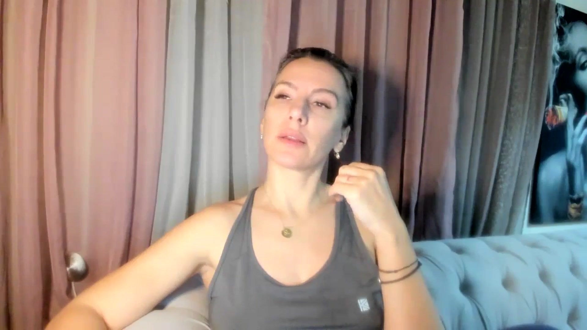 Gallery image thumbnail from Aarte_miss's myfreecams stream on, 01/01/2024, 22:22 image 15 of 20
