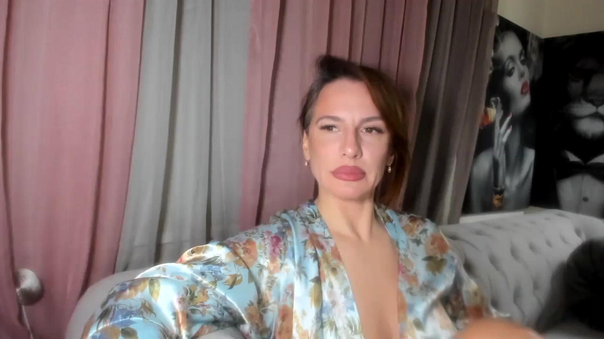 Gallery image thumbnail from Aarte_miss's myfreecams stream on, 02/14/2024, 20:39 image 15 of 20