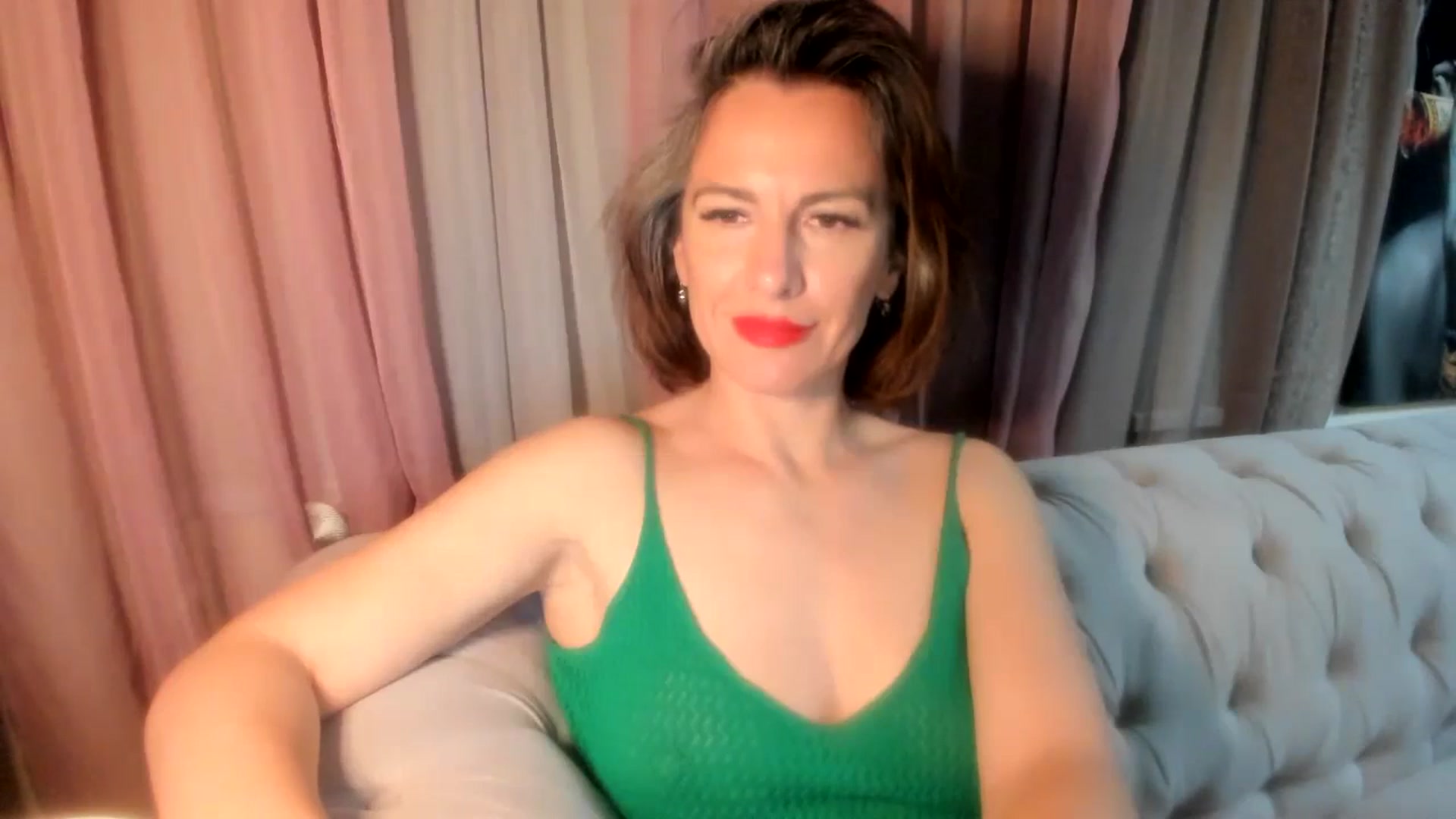 Gallery image thumbnail from Aarte_miss's myfreecams stream on, 04/19/2024, 19:01 image 8 of 20