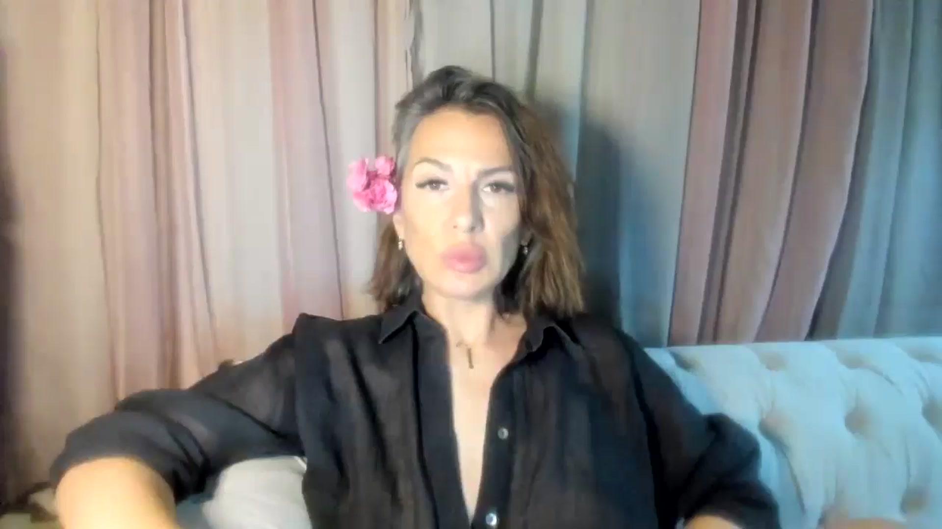 Gallery image thumbnail from Aarte_miss's myfreecams stream on, 06/20/2024, 20:28 image 6 of 20