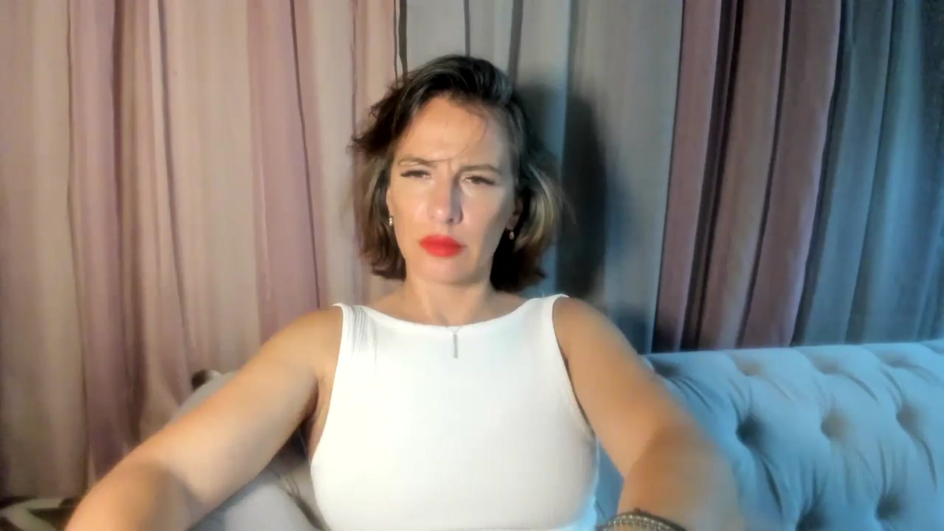 Gallery image thumbnail from Aarte_miss's myfreecams stream on, 06/22/2024, 24:03 image 18 of 20