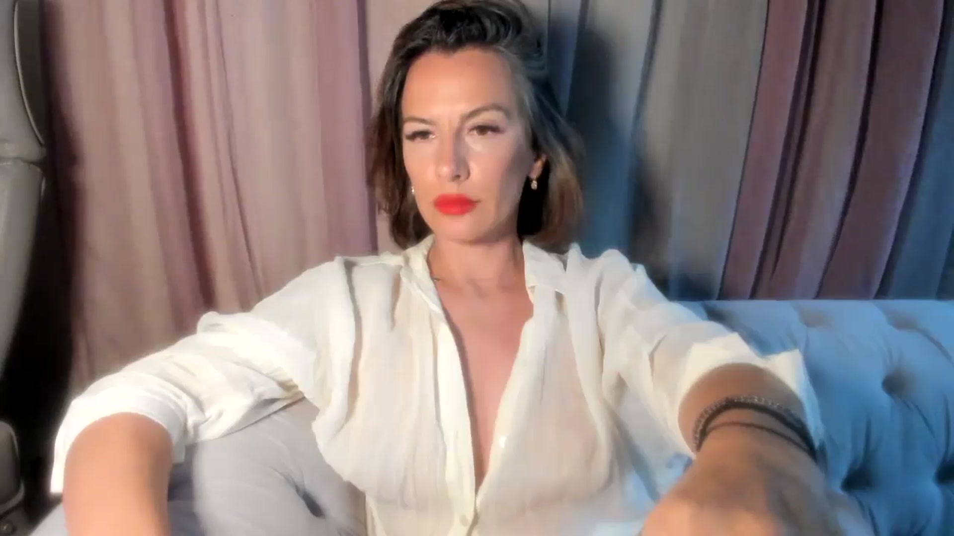 Gallery image thumbnail from Aarte_miss's myfreecams stream on, 06/27/2024, 22:33 image 16 of 20