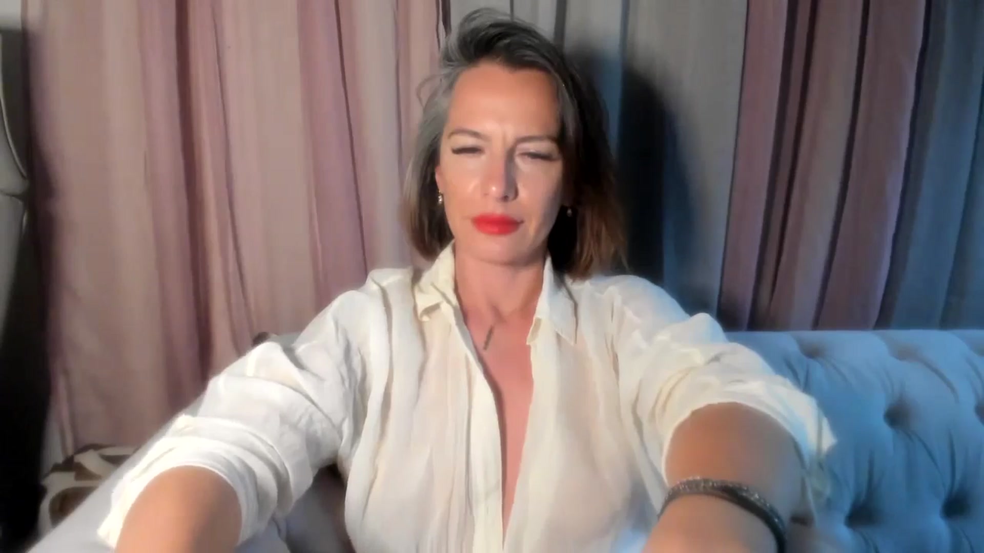 Gallery image thumbnail from Aarte_miss's myfreecams stream on, 06/27/2024, 23:45 image 4 of 20