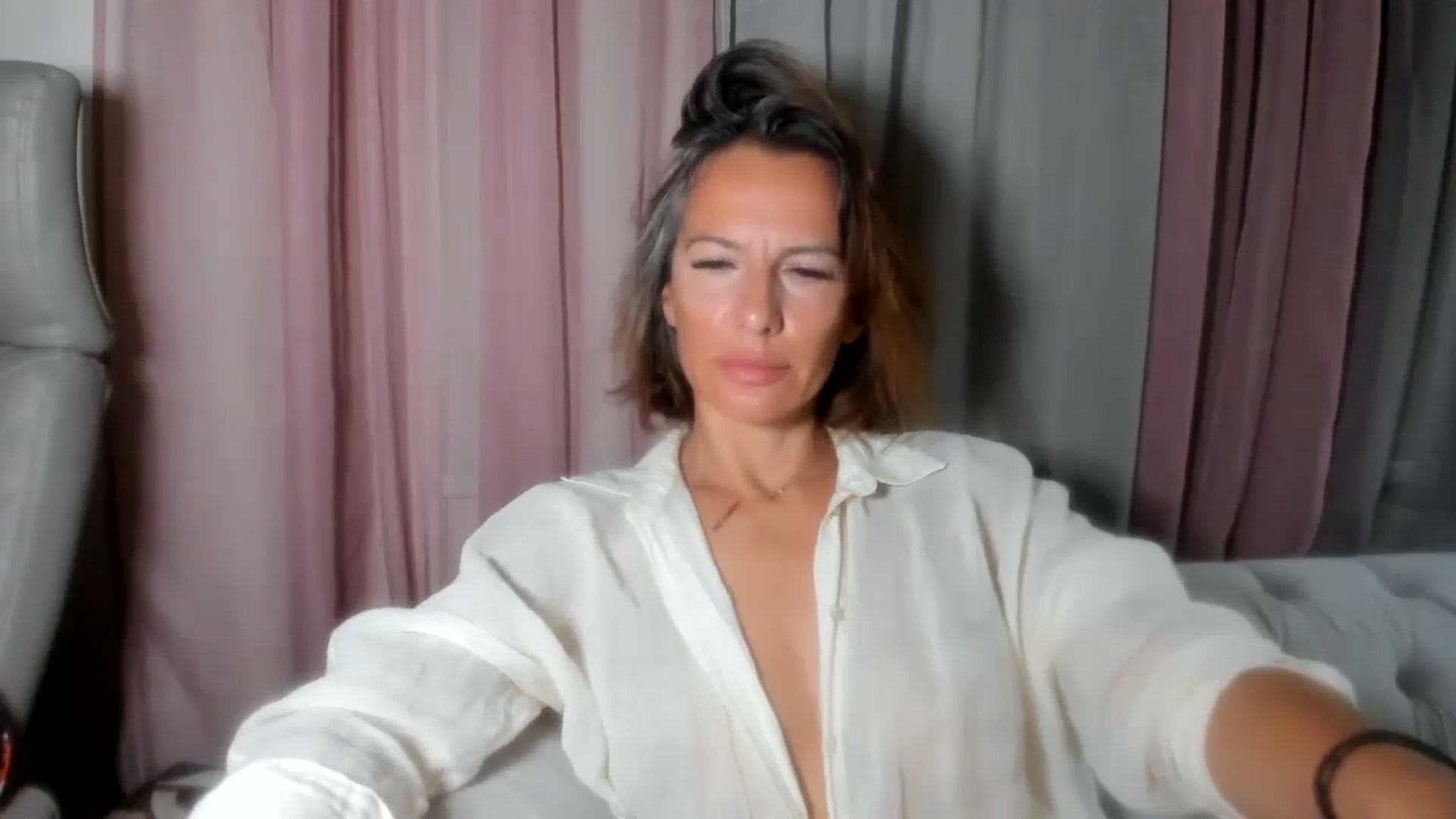 Gallery image thumbnail from Aarte_miss's myfreecams stream on, 07/15/2024, 23:10 image 6 of 20