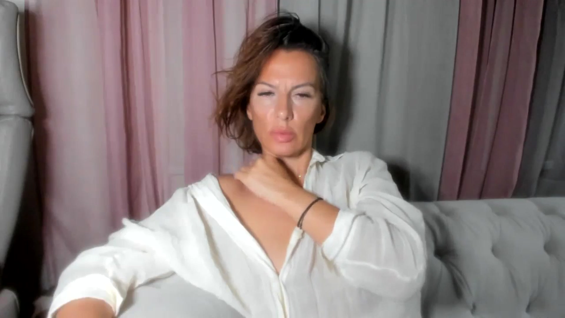Gallery image thumbnail from Aarte_miss's myfreecams stream on, 07/16/2024, 01:07 image 14 of 20