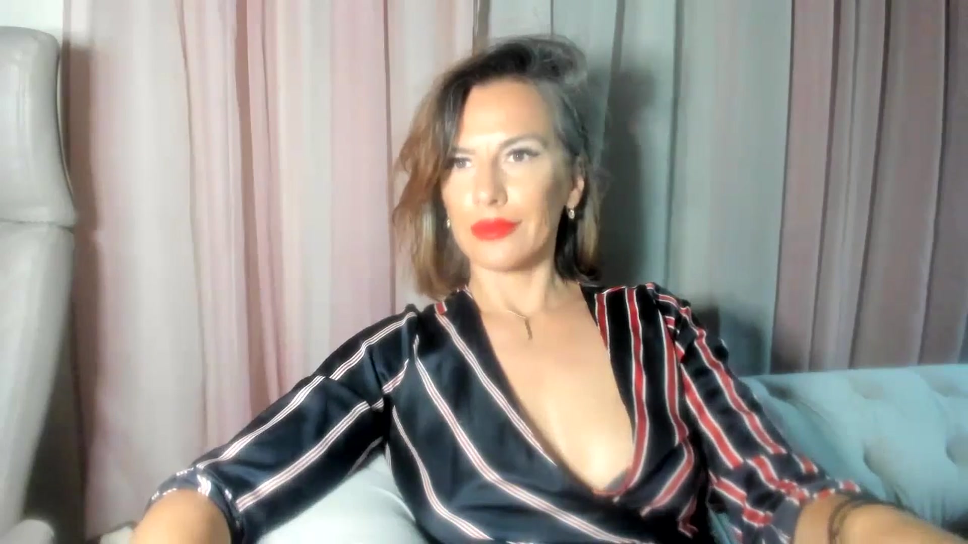 Gallery image thumbnail from Aarte_miss's myfreecams stream on, 08/10/2024, 24:46 image 3 of 20