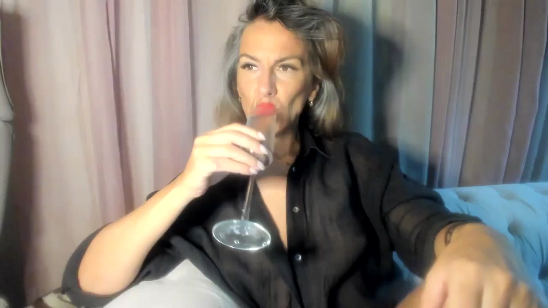Gallery image thumbnail from Aarte_miss's myfreecams stream on, 08/17/2024, 23:30 image 1 of 20