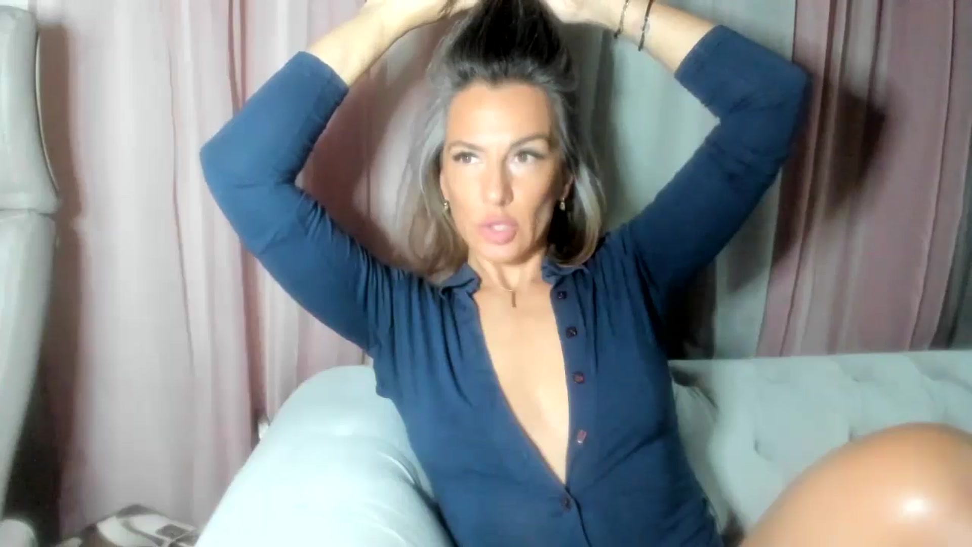 Gallery image thumbnail from Aarte_miss's myfreecams stream on, 08/29/2024, 19:31 image 13 of 20