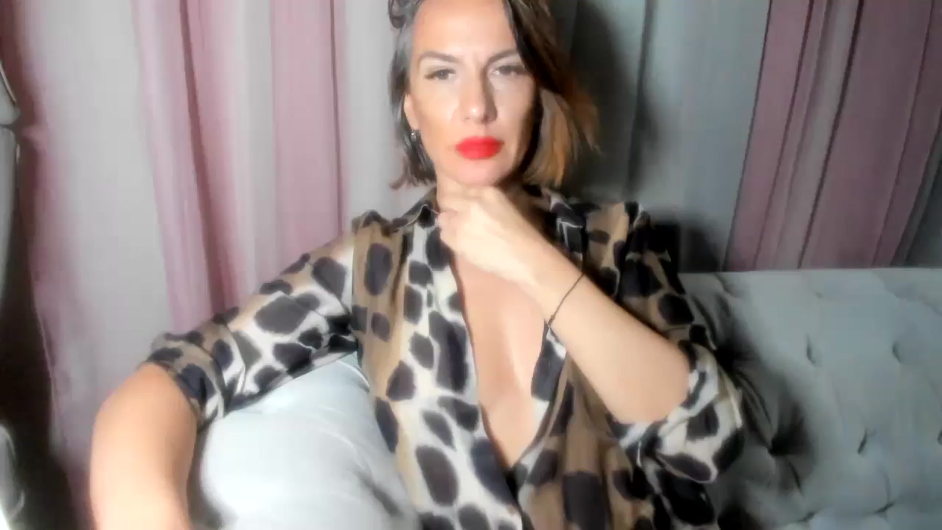 Gallery image thumbnail from Aarte_miss's myfreecams stream on, 09/28/2024, 01:47 image 12 of 20