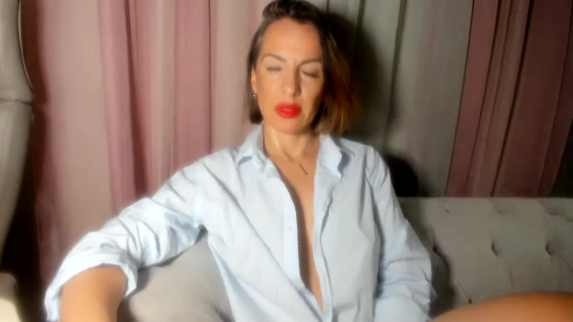 Gallery image thumbnail from Aarte_miss's myfreecams stream on, 10/12/2024, 20:45 image 16 of 20