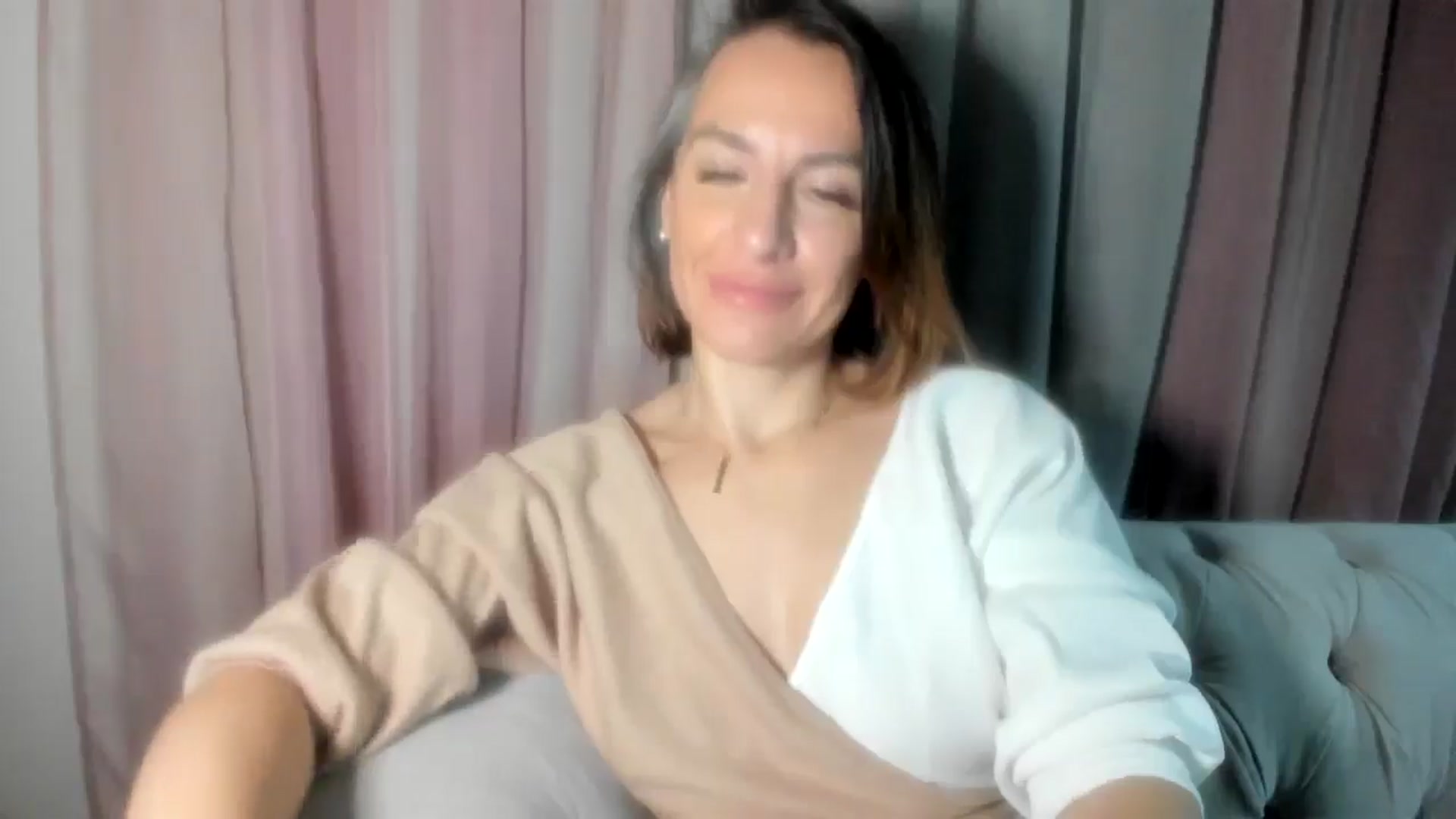 Gallery image thumbnail from Aarte_miss's myfreecams stream on, 11/23/2024, 22:05 image 14 of 20