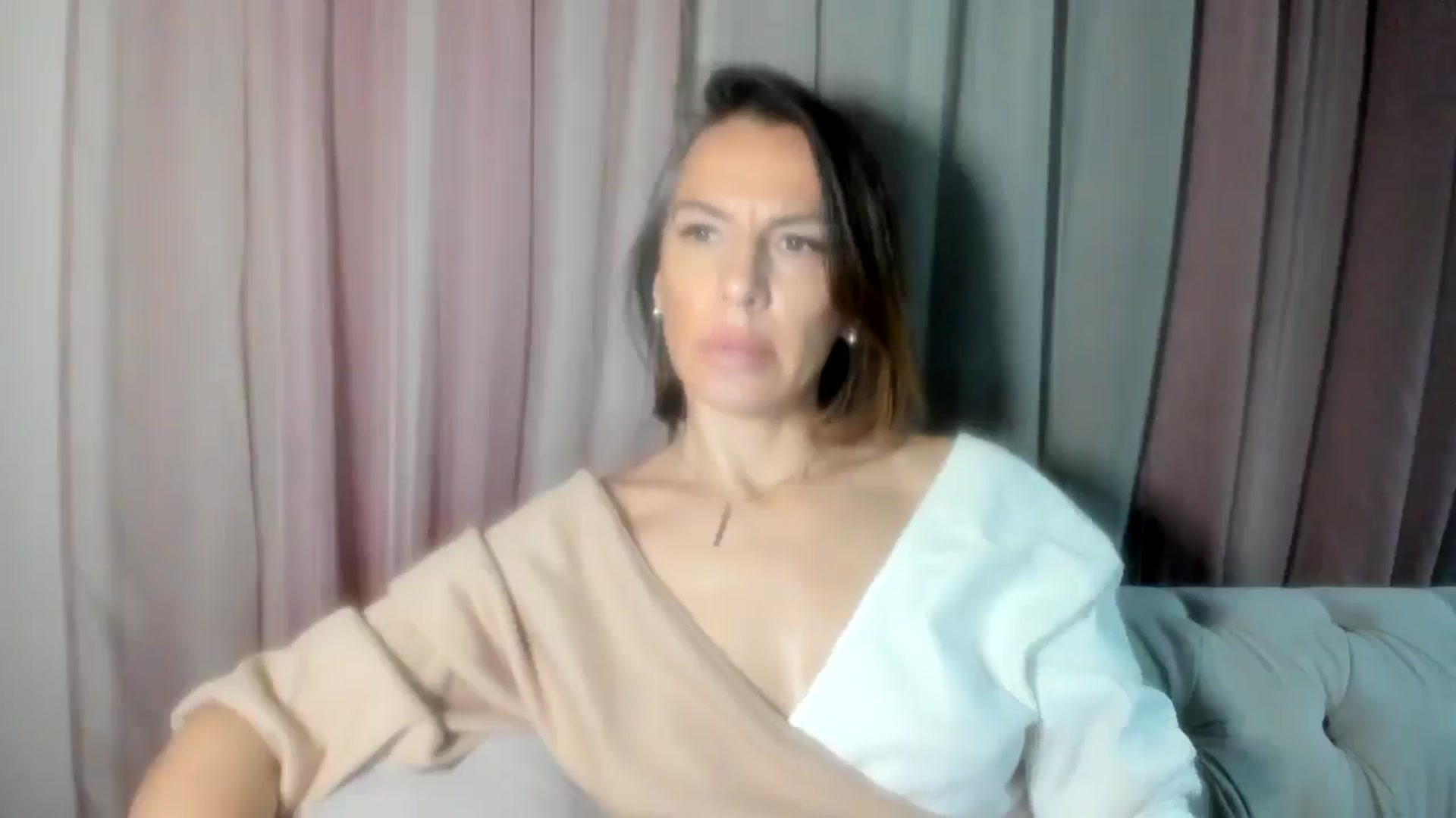 Gallery image thumbnail from Aarte_miss's myfreecams stream on, 11/23/2024, 22:05 image 7 of 20