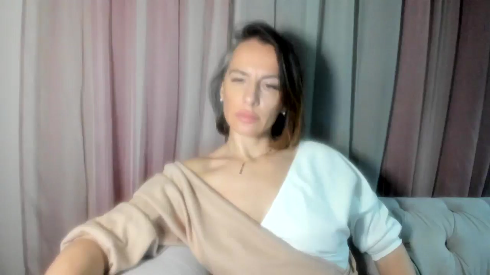 Gallery image thumbnail from Aarte_miss's myfreecams stream on, 11/23/2024, 22:05 image 5 of 20